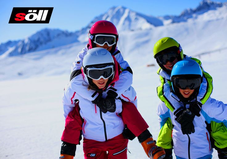 Cerca de las gafas de esquí de un hombre con el reflejo de las montañas  nevadas