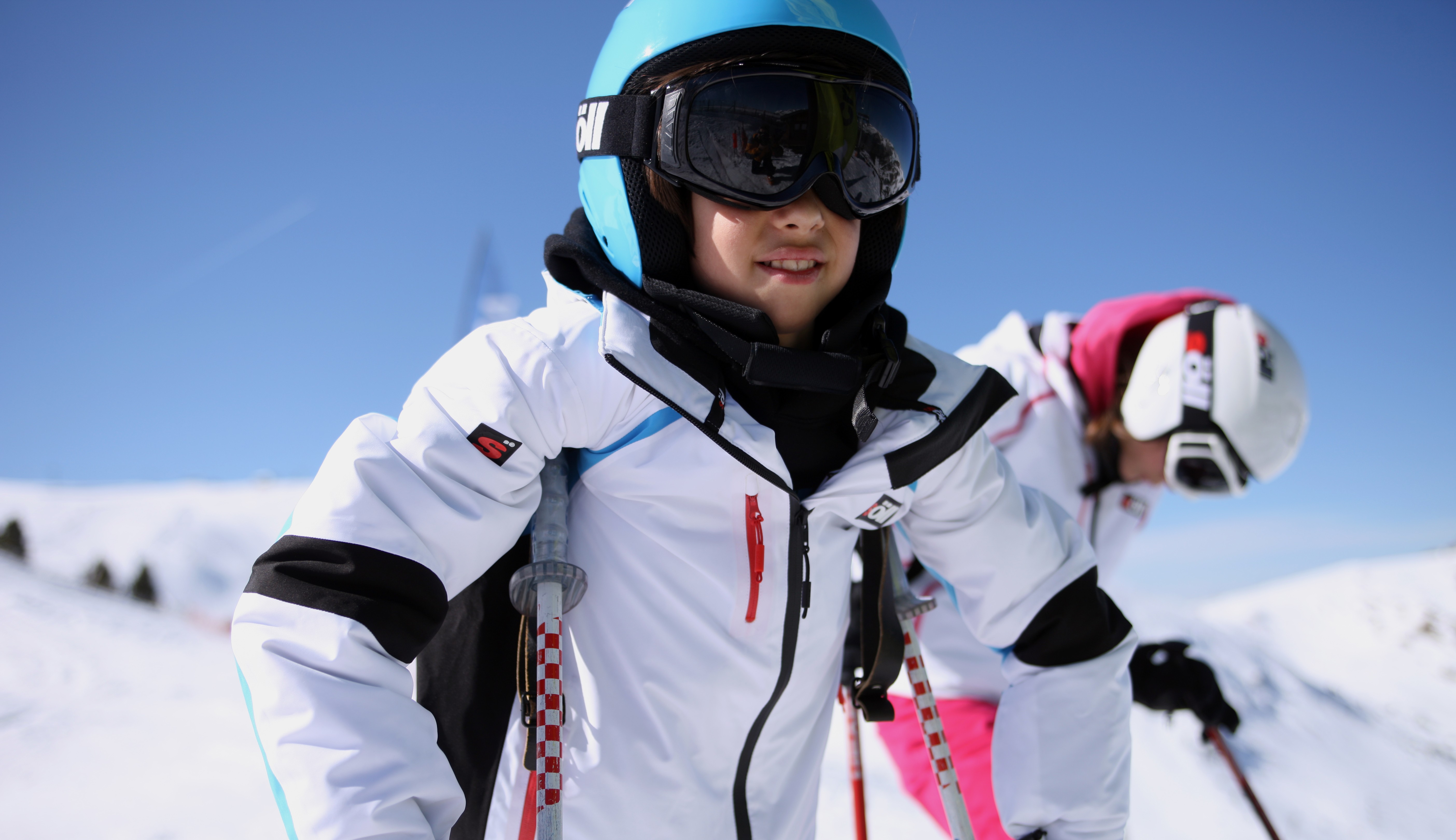 Mujer con ropa de esquí y gafas en la montaña de invierno de nieve.