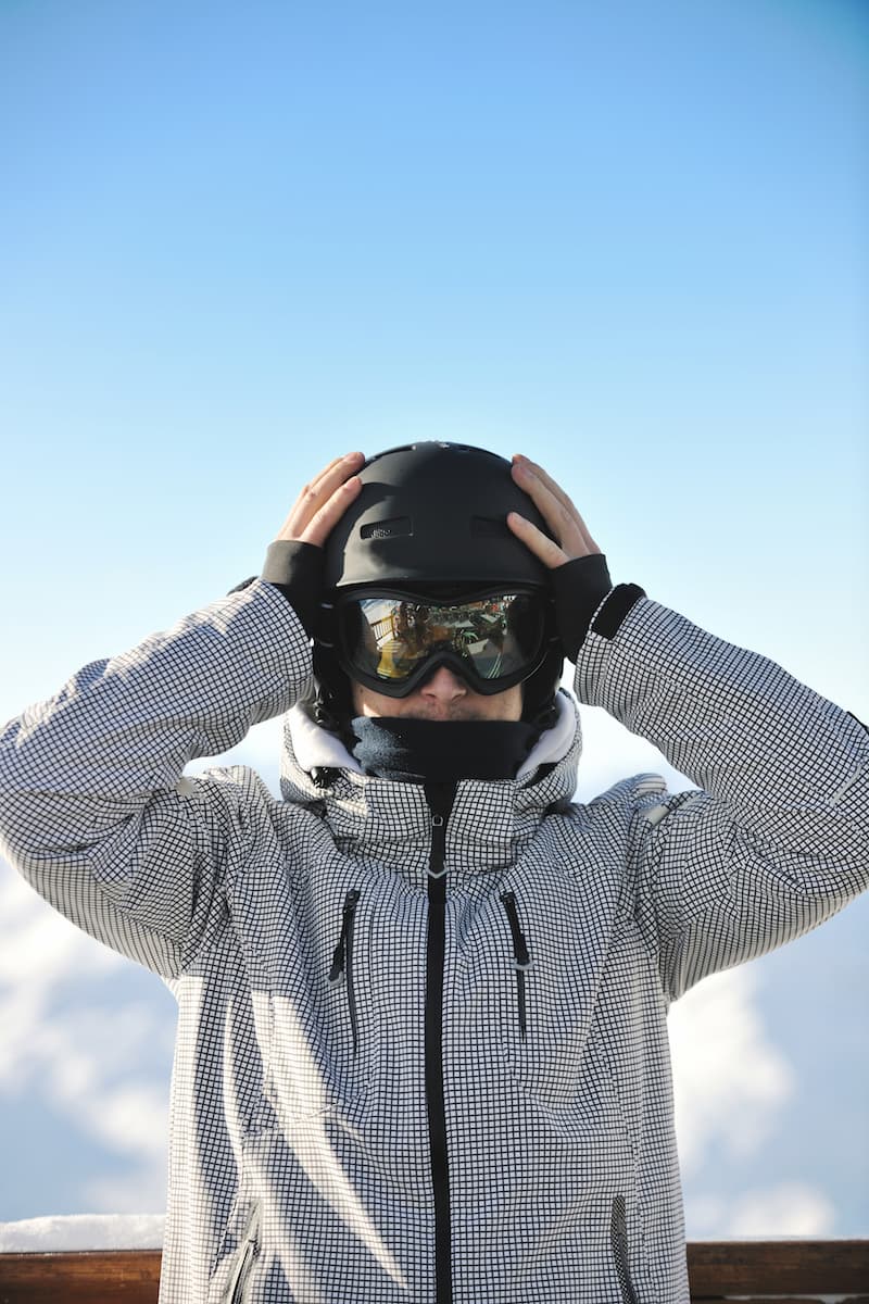 Uso del casco y protecciones del cuerpo para practicar esquí